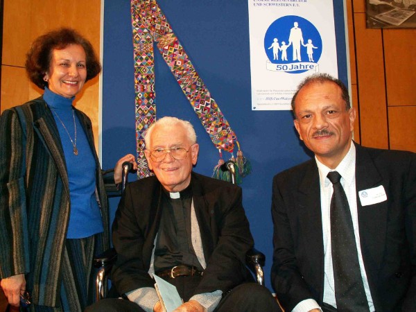 Foto: Zum 50 jährigen bestehen von Nuestros Pequeños Hermanos Guillermo León und Schwester Alicia León Lomelí (Sopran) mit dem Gründer der Waisnkinderorganisa-tion: Nuestros Pequeños Hermanos - Father William Wasson.